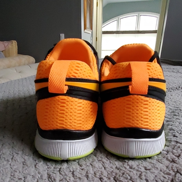 Nike tennis shoes - Picture 2 of 6